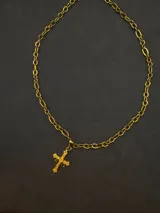 Collar de cadena de eslabones ovalados con dije de cruz en acabado dorado 18k, con detalles grabados en relieve.