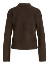 Sweater de punto color beige, con cuello polo y cierre frontal de tres botones, mangas largas con puños acanalados y diseño clásico.