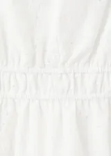 Vestido corto blanco de algodón con diseño broderie, escote en V con solapa, mangas cortas abullonadas y cintura elástica fruncida.