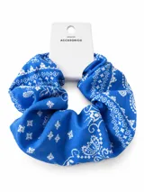 Colero para el cabello de color azul con estampado estilo pañuelo en tono blanco.