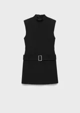 Vestido corto de cuello alto y sin mangas, confeccionado en tejido fluido. Presenta un diseño entallado con cinturón decorativo a la cintura y cierre de cremallera en la parte posterior.