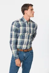 Camisa de manga larga con estampado de cuadros en tonos azules, grises y marrones. Presenta cuello abotonado, bolsillo frontal en el pecho y botones personalizados.