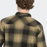 Camisa de franela a cuadros color beige y negro, de manga larga, con dos bolsillos con solapa abotonada en el pecho.