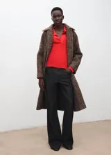 Jersey de punto canalé color rojo, con cuello polo y mangas largas, de corte relajado.