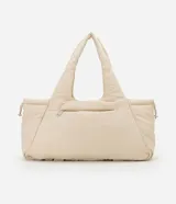 Cartera tipo shopper de gran tamaño, confeccionada en poliéster con acabado acolchado y textura lisa. Presenta un diseño de trapecio invertido con correas integradas para llevar al hombro y cierre superior con cremallera.