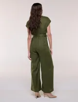 Enterito largo de lino verde militar con escote en V cruzado, mangas cortas japonesas, cintura entallada con cinturón y hebilla metálica, y pantalón de corte recto con bolsillos laterales.