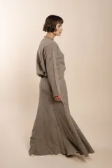 Falda larga color marrón con textura, corte a la cintura y ruedo amplio.