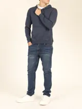 Sweater tipo canguro de color azul oscuro jaspeado, con capucha forrada en color crema, cordones grises y bolsillo frontal tipo canguro.