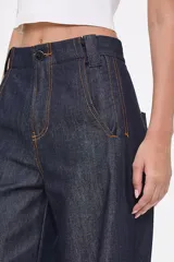 Pantalón de denim azul oscuro de tiro alto y corte wide leg, con amplios bolsillos delanteros y costuras pespunteadas en color contrastante.