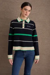 Buzo tipo polo de tejido de punto, con diseño a rayas horizontales en azul marino, verde y beige. Presenta cuello camisero, cierre frontal con tres botones y logo bordado en el pecho.