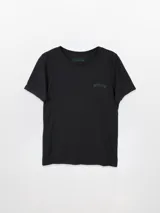 Remera de cuello redondo y manga corta, con corte oversized y confeccionada en algodón lavado con textura suave.