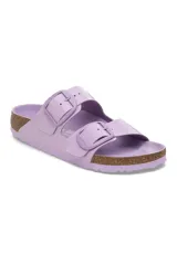 Sandalias Birkenstock Arizona Bb Lena High Shine color lila con hebillas grandes ajustables.