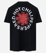 Remera negra de algodón con cuello redondo y manga corta, corte comfort. Presenta un pequeño estampado circular en el pecho con el logo de la banda Red Hot Chili Peppers.