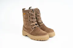 Bota de caña media confeccionada en gamuza negra, con sistema de acordonado frontal mediante ojales metálicos dorados y suela de goma dentada tipo track.