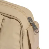 Morral Adidas de diseño minimalista en color beige, confeccionado en tejido de nylon reciclado. Presenta un compartimento principal con cierre de cremallera y el logotipo del Trifolio grabado en el frente.