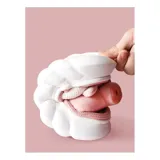 Pantuflas abiertas sin talón con diseño de chanchito, confeccionadas en material sintético suave, con suela de goma antideslizante.