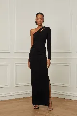 Vestido largo negro de un solo hombro, con manga larga y abertura lateral en la falda.