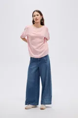 Blusa rosada de poliéster, con diseño holgado, cuello a la base y mangas cortas.