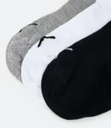 Kit de tres pares de medias Puma de caño bajo en color gris, blanco y negro, con logo de la marca bordado en el tobillo.