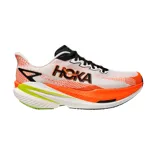 Championes de running Hoka Mach X 3, con diseño técnico en colores blanco, naranja y detalles en verde lima. Presentan una estructura de malla transpirable, entresuela de alta amortiguación y logo de la marca en el lateral.