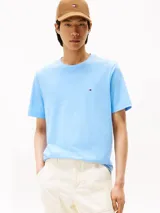 Remera de algodón color celeste, con cuello redondo y manga corta. Presenta un pequeño logo bordado de Tommy Hilfiger en el pecho.