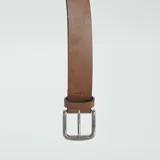 Cinturón marrón de cuero con hebilla metálica plateada.