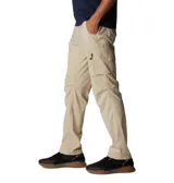 Pantalón cargo de senderismo color beige, con cintura elástica parcial, cinturón integrado, múltiples bolsillos con cierre y velcro, y refuerzo en la entrepierna.