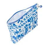 Bolso de mano tipo pouch con cierre superior, estampado con motivos florales y ondas en color azul sobre fondo blanco.