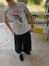 Remera blanca de manga corta y cuello redondo, con estampa frontal inspirada en la banda Sumo y su álbum After Chabón en colores negro y rojo.