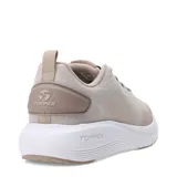 Championes deportivos Topper de diseño versátil, confeccionados en mesh respirable color beige con refuerzos sintéticos en tonos tierra y detalles en verde claro. Presentan mediasuela blanca con amortiguación y suela de goma con tracción.