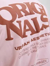 Camiseta rosa de algodón orgánico con cuello redondo y estampado en el frente con la leyenda 'Originals Urban Aesthetics'.
