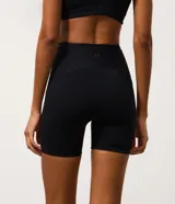 Bermuda deportiva ciclista de microfibra color marrón, con diseño ajustado al cuerpo y tiro alto.