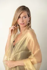 Chal color champagne de organza y lurex con flecos en el borde.