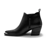 Bota texana de caña corta en color beige, con diseño de elásticos laterales, taco cuadrado de madera y puntera metálica decorativa.