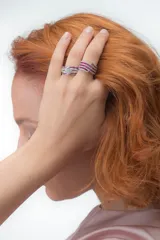 Anillo de plata 925 con circonias fucsia y blancas.