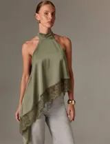 Blusa verde militar de diseño asimétrico sin mangas, con cuello halter alto y detalle de encaje en el ruedo.