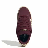 Championes Adidas Grand Court Alpha 00S de mujer, color bordó con tiras laterales en tono natural y detalles metálicos dorados. Confeccionados en gamuza con cordones anchos y suela de goma.