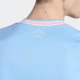 Camiseta de fútbol Adidas del Inter Miami CF, modelo 25/26, color celeste con rayas y detalles en rosa.