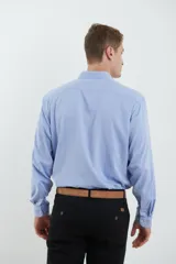 Camisa celeste de vestir, de manga larga, con cuello clásico y bolsillo en el pecho.