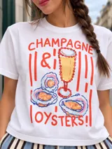 Remerón blanco de corte holgado con estampa frontal colorida y texto "Champagne & Oysters".