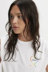 Remera blanca de algodón con cuello redondo y estampado de corazón con los colores del arcoíris en el pecho.