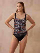 Malla enteriza de lycra estampada con animal print en tonos grises, marrones y negros. Tiene escote cuadrado, breteles anchos negros y copas armadas con sujetador interno.