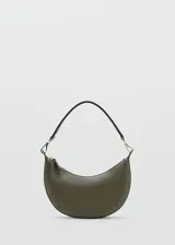 Cartera tipo hobo de diseño ovalado en color verde militar, con asa corta de hombro ajustable, herrajes metálicos dorados y cierre de cremallera superior.