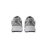 Championes New Balance modelo 530, color gris con detalles en blanco y plateado, confeccionados con malla transpirable y superposiciones de material sintético, con tecnología ABZORB en la suela.