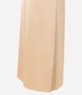 Vestido midi ajustado de satén color beige, con breteles finos regulables, escote en V, recorte con aro en el busto y cierre con cremallera en la espalda.