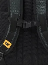 Mochila negra con estampado geométrico, marca Caterpillar, modelo Barry. Cuenta con compartimento acolchado para laptop de 15 pulgadas, panel organizador en bolsillo frontal, espalda acolchada, correa para ajustar a la cintura, straps ajustables y compartimiento principal amplio con correas de compresión.