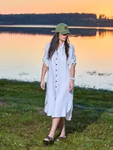 Vestido camisero largo de lino color blanco, con botones negros y mangas 3/4 con trabillas.