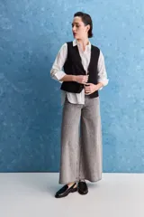 Jean wide leg de tiro alto con calce amplio y pierna ancha, de color celeste con lavado clásico. Presenta diseño de cinco bolsillos y cierre frontal con botón y cremallera.