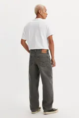 Jean de hombre color gris oscuro, de corte recto y holgado, con tiro bajo y cierre de bragueta. Cuenta con cinco bolsillos.