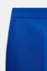 Pantalón de tiro alto con pernera recta, bolsillos delanteros y falsos bolsillos de vivo en la parte trasera. Cuenta con cierre frontal de cremallera, botón interior y gancho.